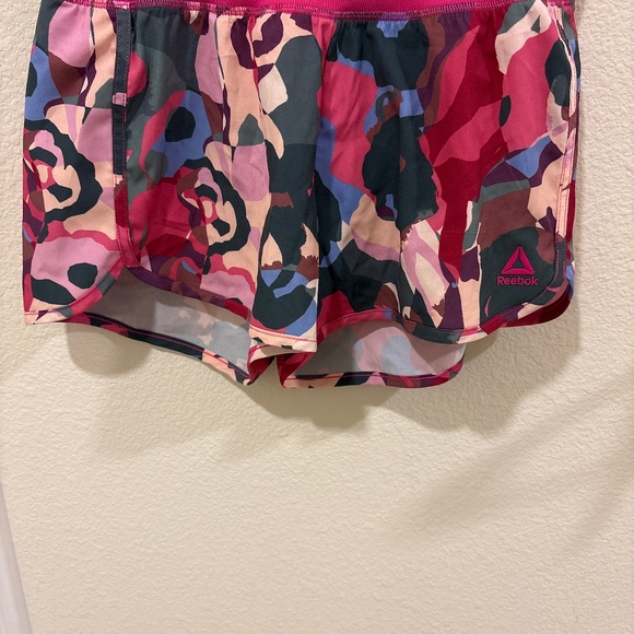 Reebok Pants - Women’s printed Reebok size xs running shorts